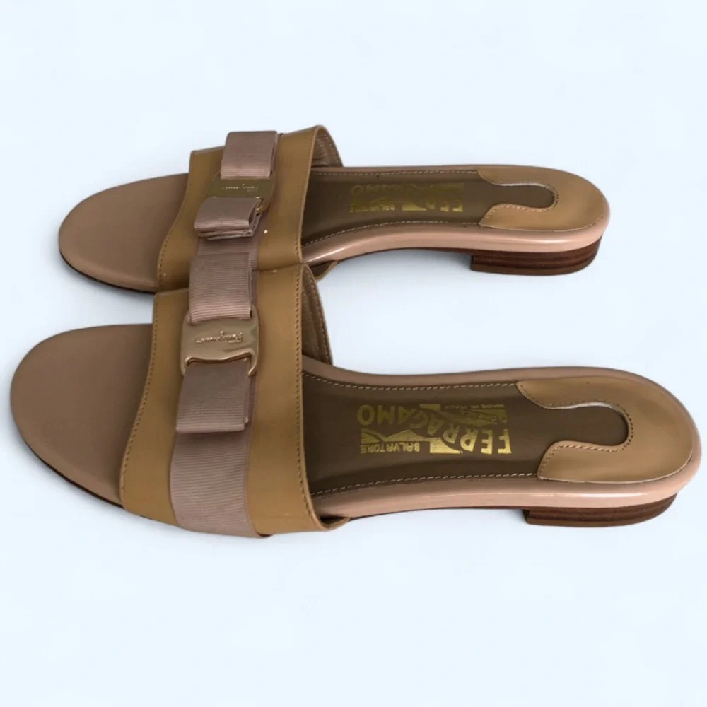 Salvatore Ferragamo Brown Patent Vara Bow Flat Slide Sandals size 8 - Picture 5 of 9